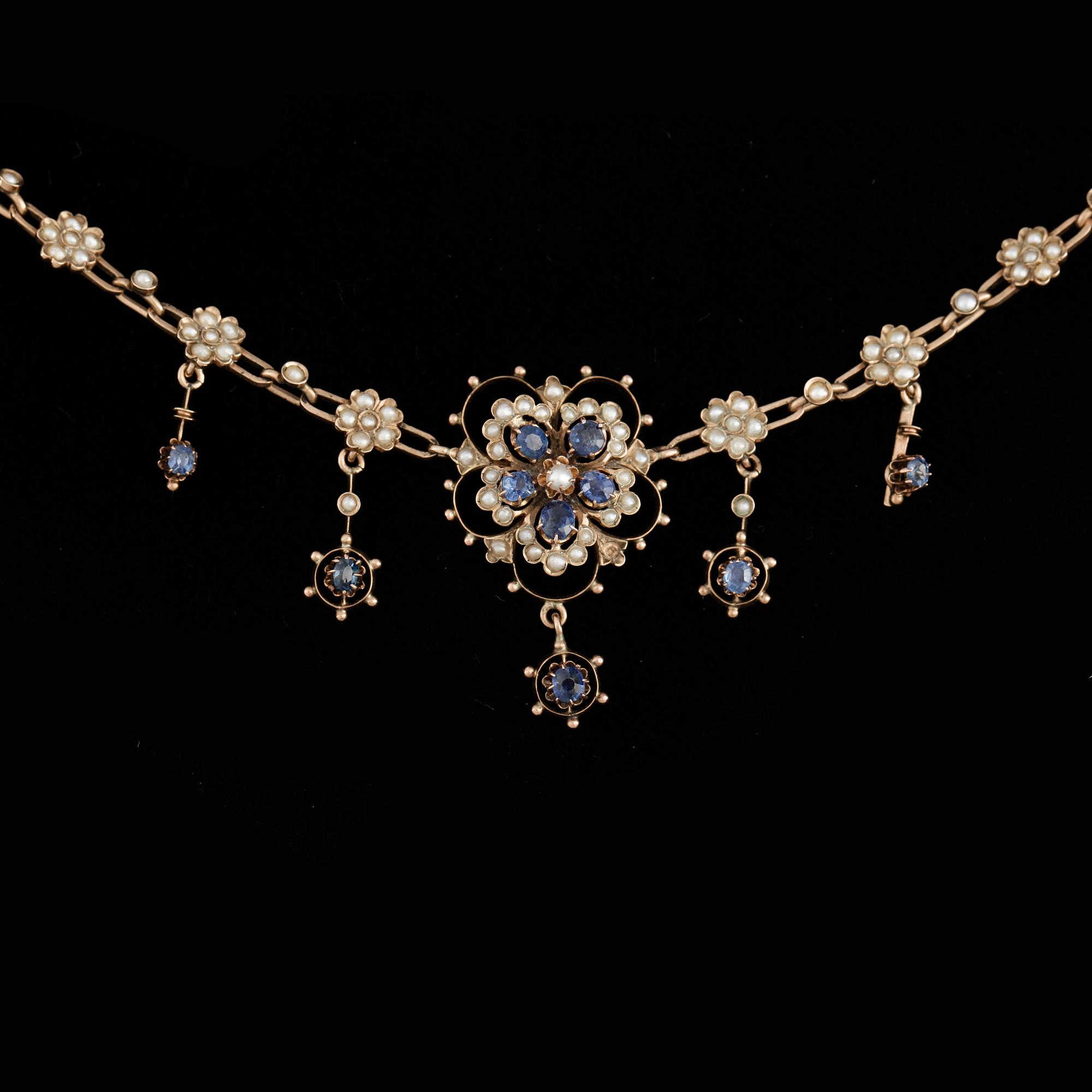HALSSMYCKE, 8k guld med små pärlor och safirer. Vikt ca 7,6 gram.