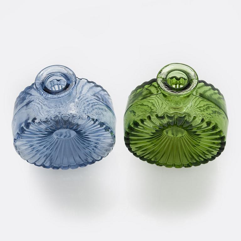 Helena Tynell, flaskor, 2 st, "Solflaskan" Riihimäen Lasi Oy. I produktion 1964-1974.