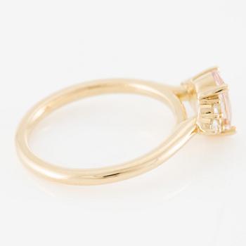 Ring in 14K gold with an oval-cut morganite and brilliant-cut diamonds.
