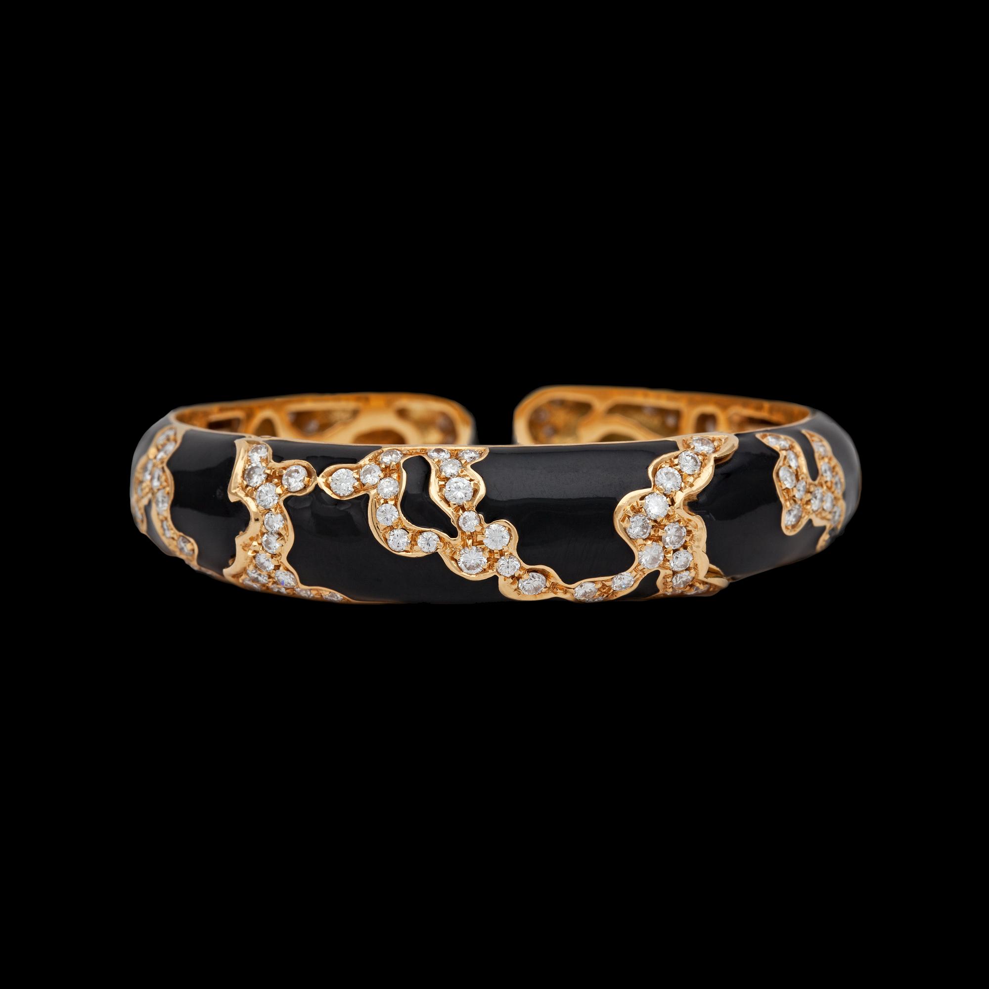 ARMRING, svart emalj och briljantslipade diamanter, tot. ca 6 ct.