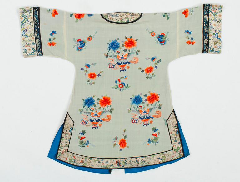 ROBE, silk. Height 100 cm. China, first quarter of the 20th century.