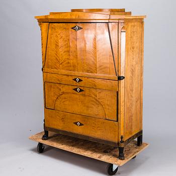 An early 19th century A SECRETAIRE CHEST OF DRAWERS.