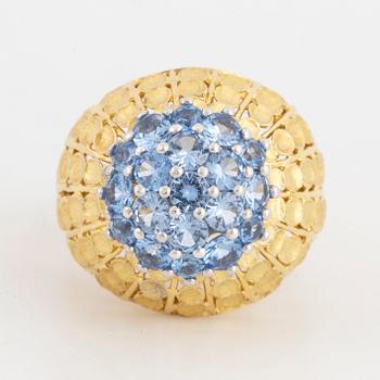 18K gold and blue topaz ring.