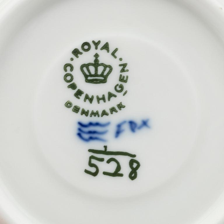 A SET OF 17 PIECES ROYAL COPENHAGEN "MUSSELMALET" PORCELAIN, Denmark.