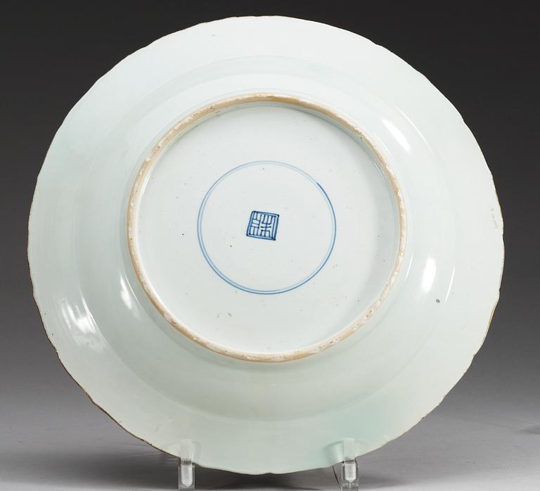 A large famille verte charger, Qing dynasty, Kangxi (1662-1722).