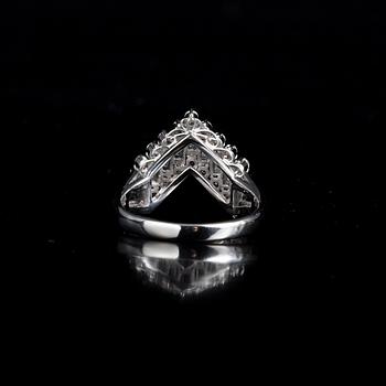 RING, platina, baguette- och briljantslipade diamanter tot. 0,70 ct. Vikt 5,3 g.