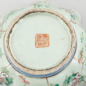 Five Chinese porcelain pieces, late Qing dynasty and 20th century.