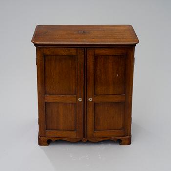 HUMIDOR/CIGARRSKÅP, mahogny, 1800-talets slut.