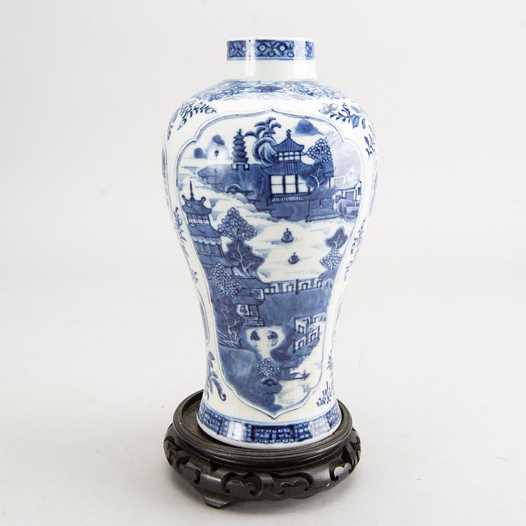 VAS, porslin. Qingdynastin, Qianlong (1736-95).
