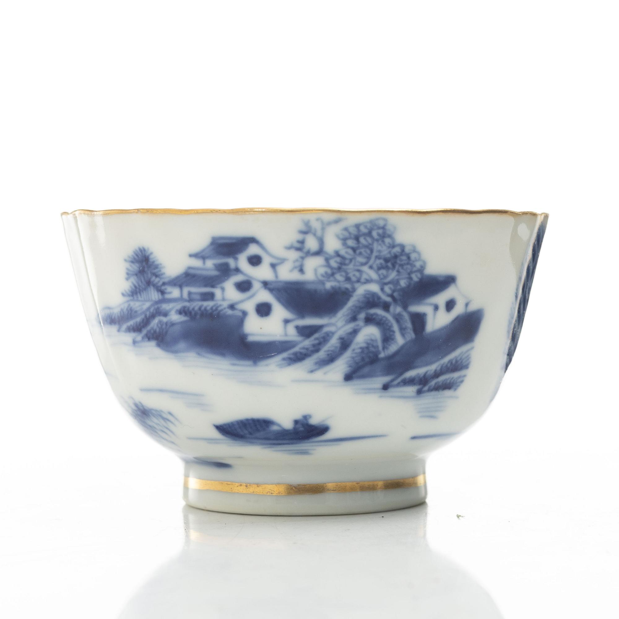 A set of four Chinese export porcelain parts, Qing dynasty, Qianlong (1736-95) and Jiaqing (1796-1820).