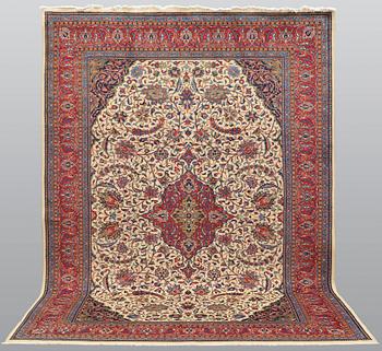 A carpet, Sarouk, ca 351 x 241 cm.