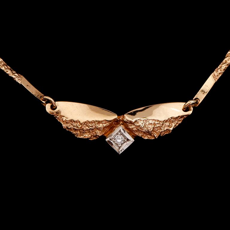 COLLIER, 18 k guld med diamant. Total vikt ca 6 g.