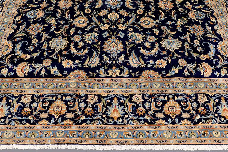 A CARPET, Kashan, ca 372 x 261 cm.
