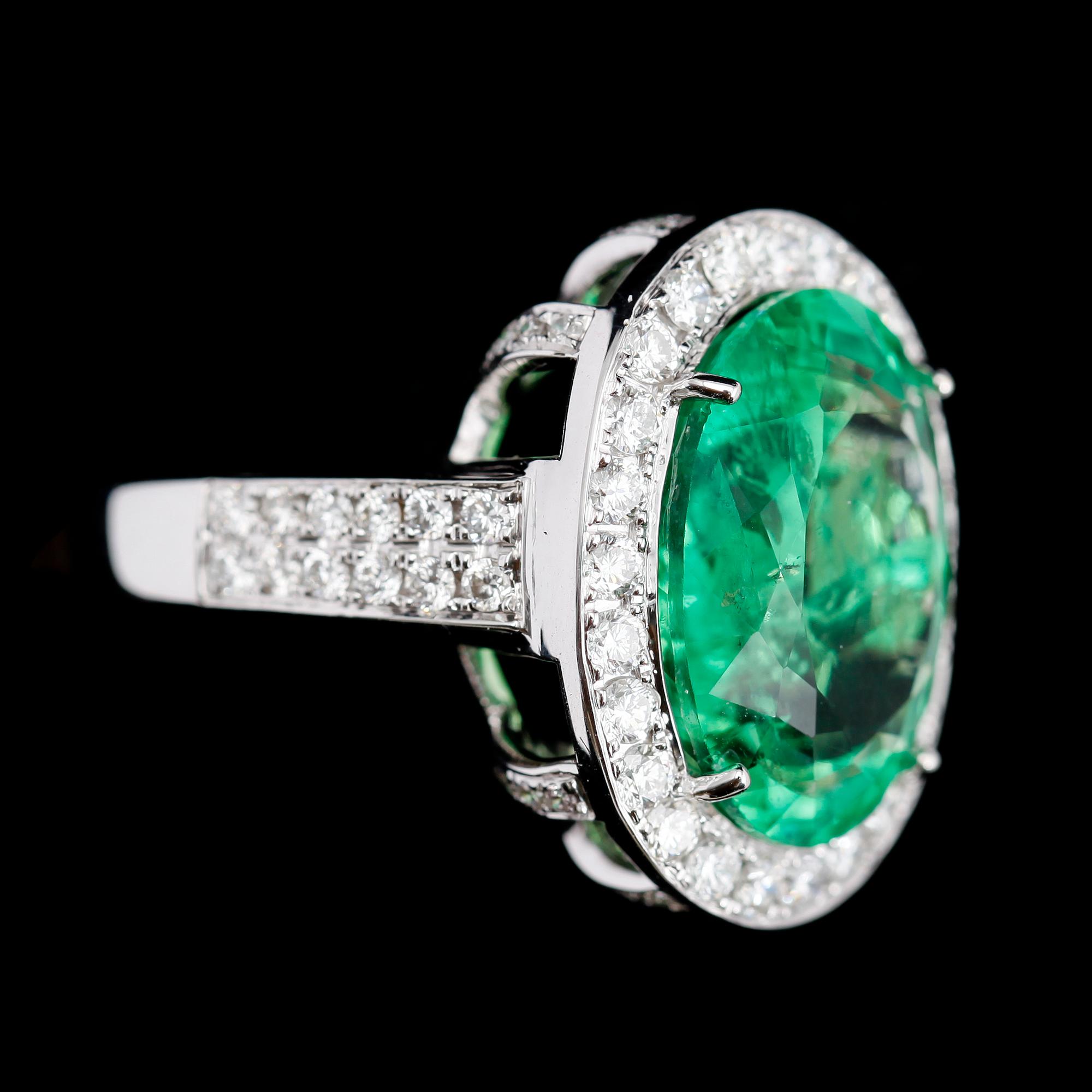 RING, 18 k vitguld, grön flourite ca 13,50 ct samt briljantslipade diamanter tot ca 1.35 ct.