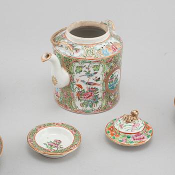 A chinese porcelain tea pot and four plus one cup, around the year 1900.