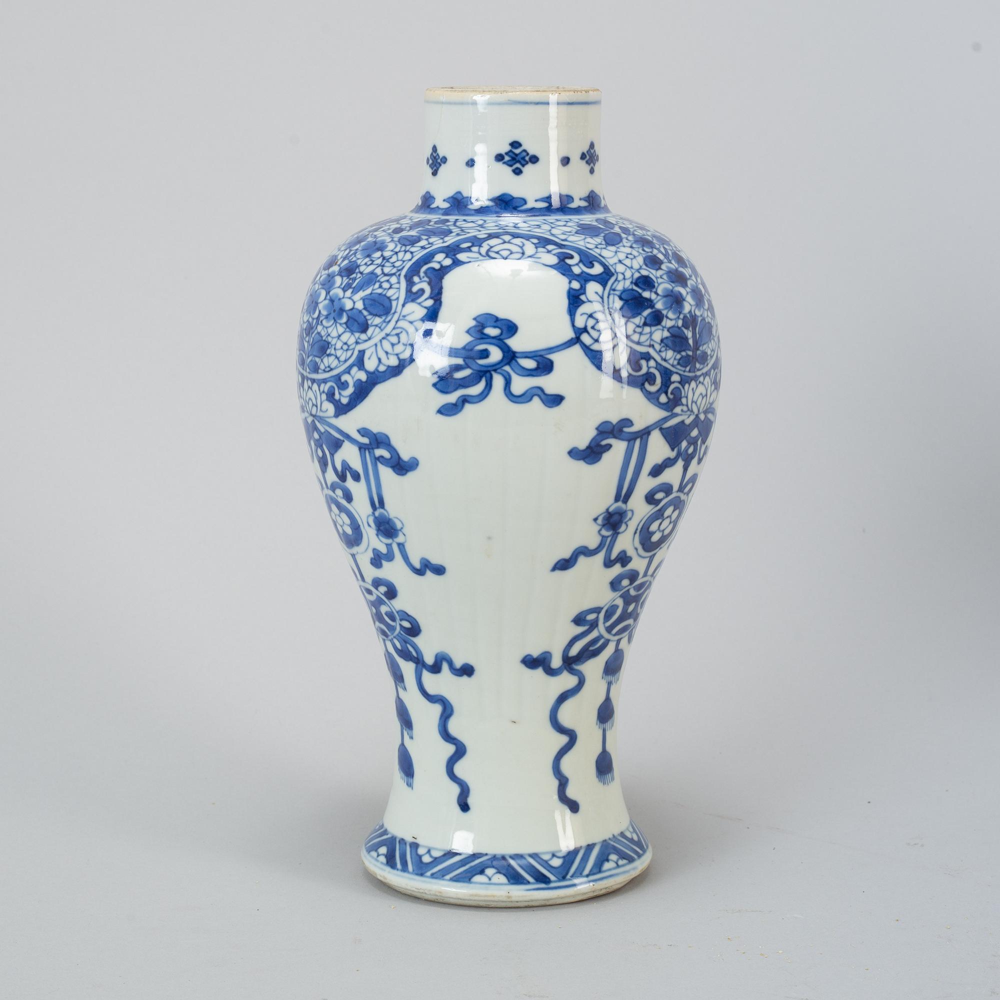 A blue and white vase, Qing dynasty, Kangxi (1662-1722).