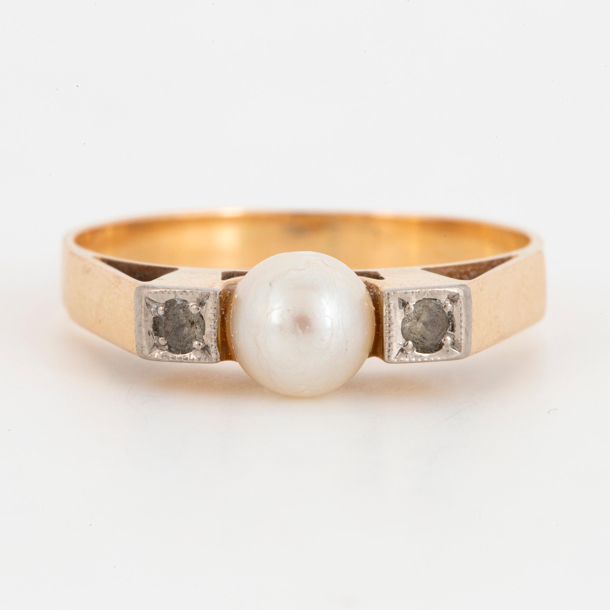 RING, 18K gold, cultured pearl and white stones. Alton, Falköping 1970.