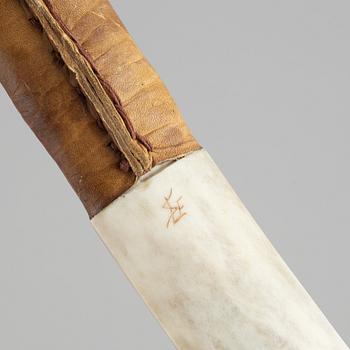 Svan Erik Lampinen, a Sami reindeer horn knife, Kiruna, signed.