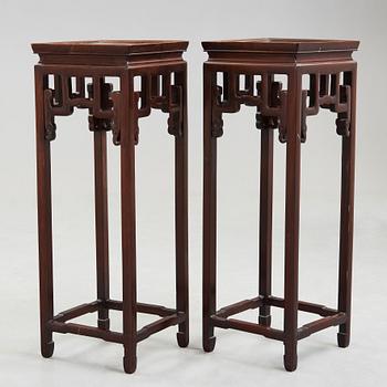 PIEDESTALER, ett par, hardwood. 1900-talets första hälft.