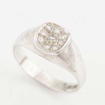 Ring in 18K white gold with round brilliant-cut diamonds.