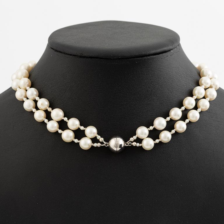 Collier odlade pärlor med två lås.