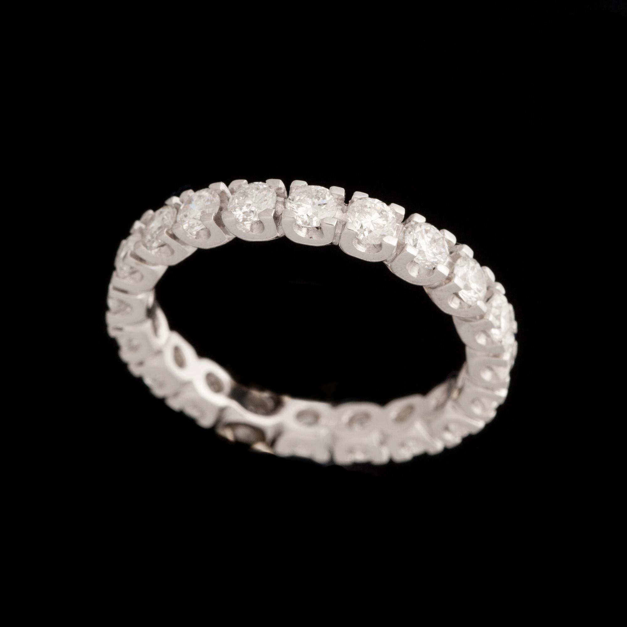ALLIANSRING, 18K vitguld, briljantslipade diamanter tot. ca 1,30 ct. Vikt 2,6 g.