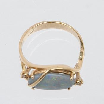 Ring, 18k guld med opal och briljantslipade diamanter.