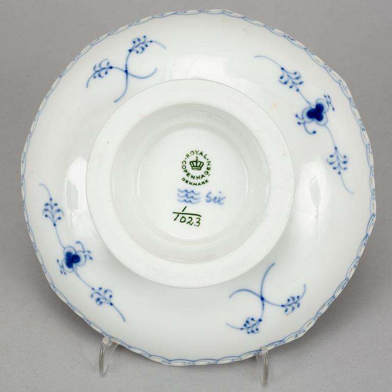 Royal Copenhagen, servisdelar, 14 delar, porslin. "Musselmalet", Danmark.