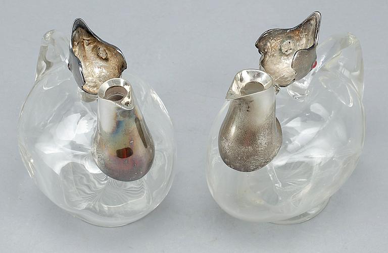 KARAFFER, ett par, silver och glas, London, importstämplar CG Hallberg, 1905.