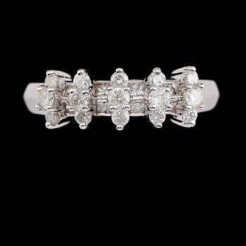 RING, 14 k vitguld, briljantslipade diamanter tot 0.69 ct.
