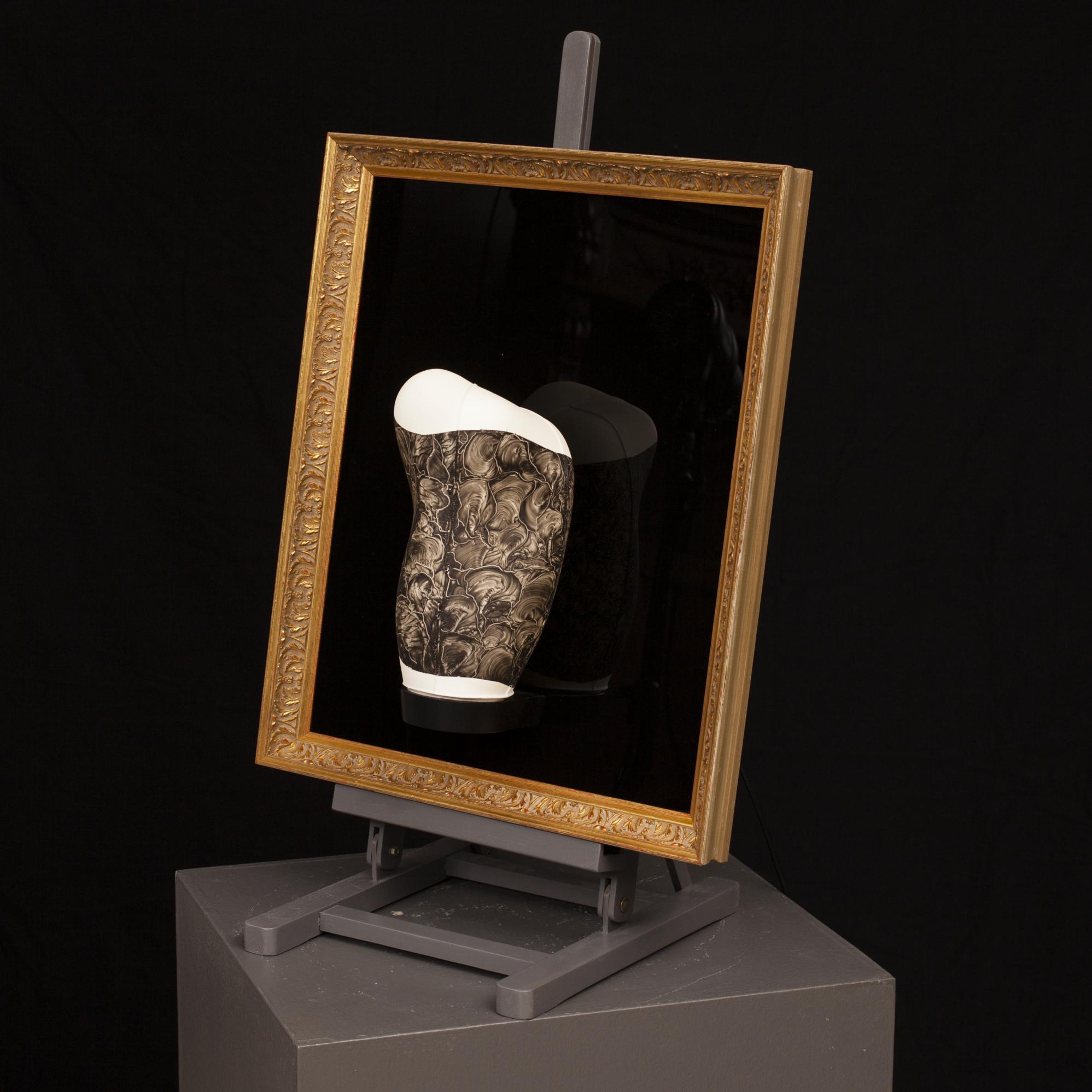 JYRKI VALKOLA
Seireenit 2, 2014. 
Porslin, ädelträ, plexiglas, 62x52x18 cm.