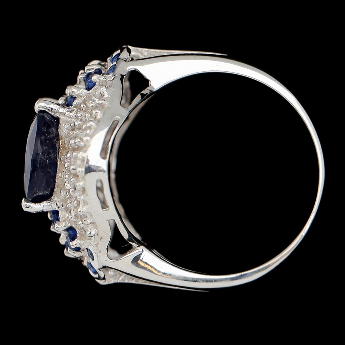 RING, sterlingsilver, oval safir ca 5.90 ct, mindre blå safirer tot ca 0.52 ct, vita safirer tot ca 0.84 ct.