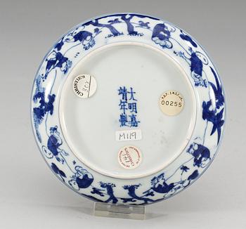 A small blue and white saucer dish, Jiajing´s six character mark and period (1522-66).