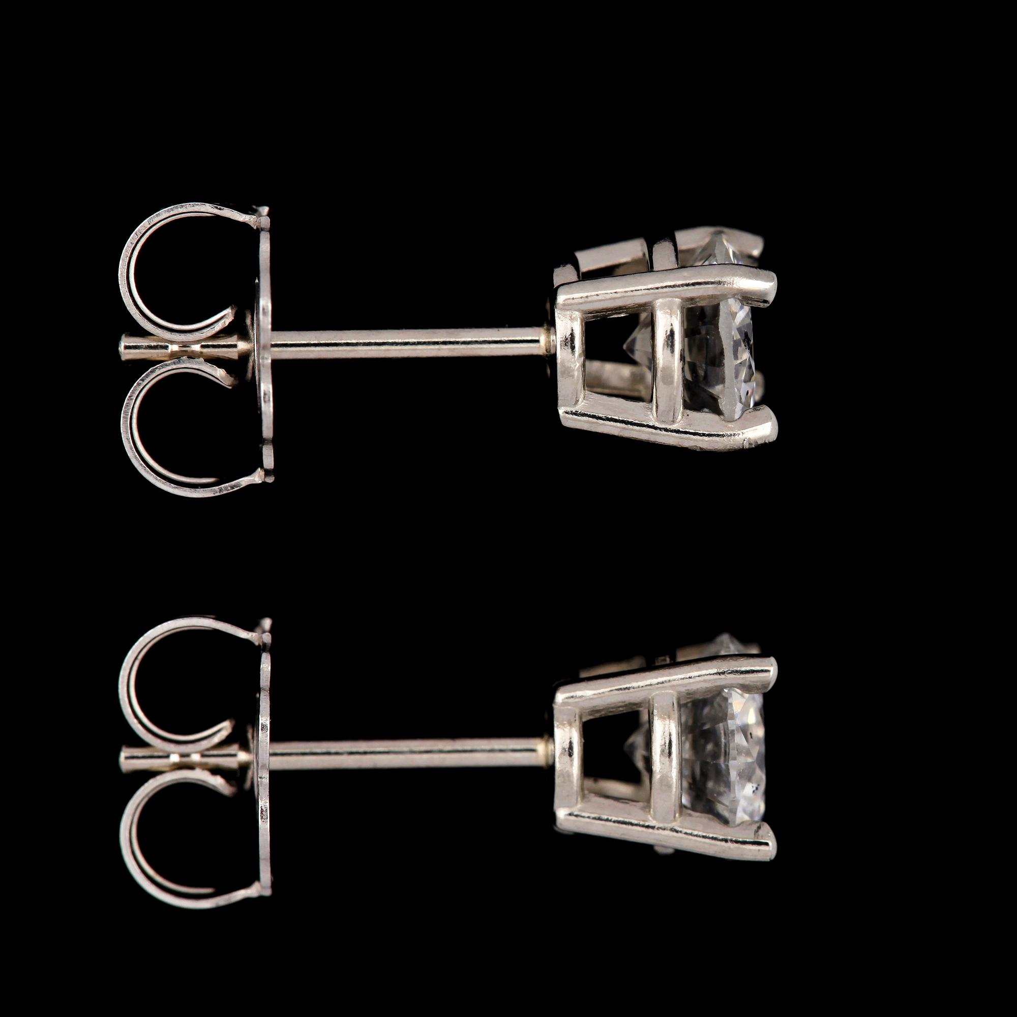 ÖRHÄNGEN, ett par, 14k vitguld med briljantslipade diamanter tot ca0,90ct. Vikt ca1g.