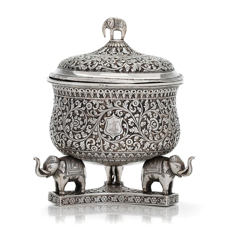 Kannellinen malja, hopea, Intia 1800-luku.