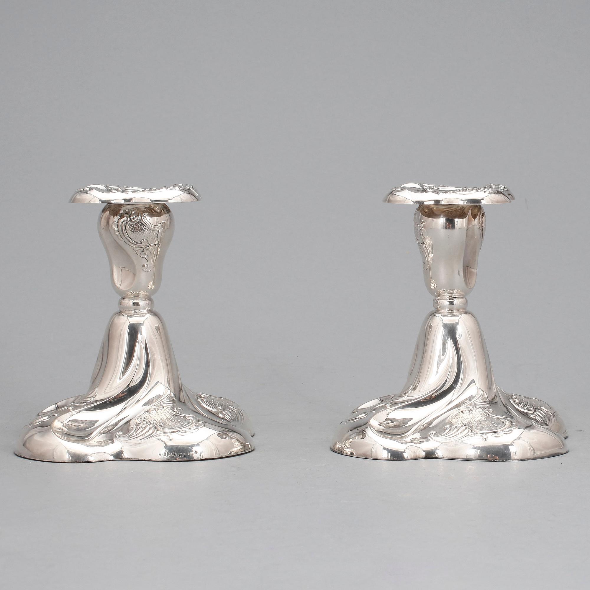 LJUSSTAKAR, ett par, silver, rokokostil, 1900-talets andra hälft.