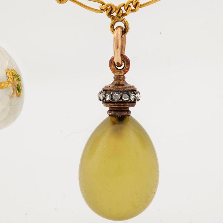 FABERGÉ, HALSKEDJA MED 9 MINIATYRPÅSKÄGG, guld, emalj MM, OLIKA VERKMÄSTARE S:T PETERSBURG 1899-1908.