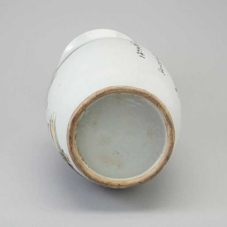 A 20TH CENTURY CHINESE PORCELAIN VASE.