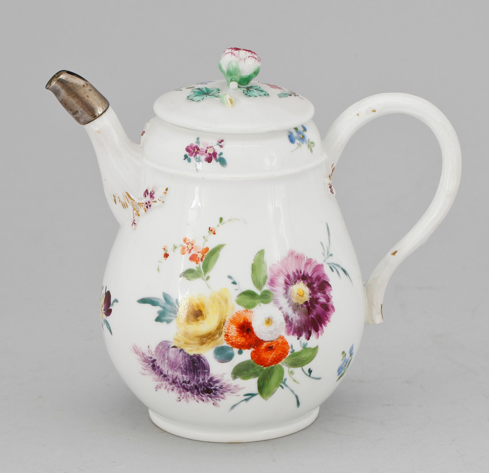 PARTI PORSLIN, 4 delar, rokokostil, bl a Meissen, 1800-tal.