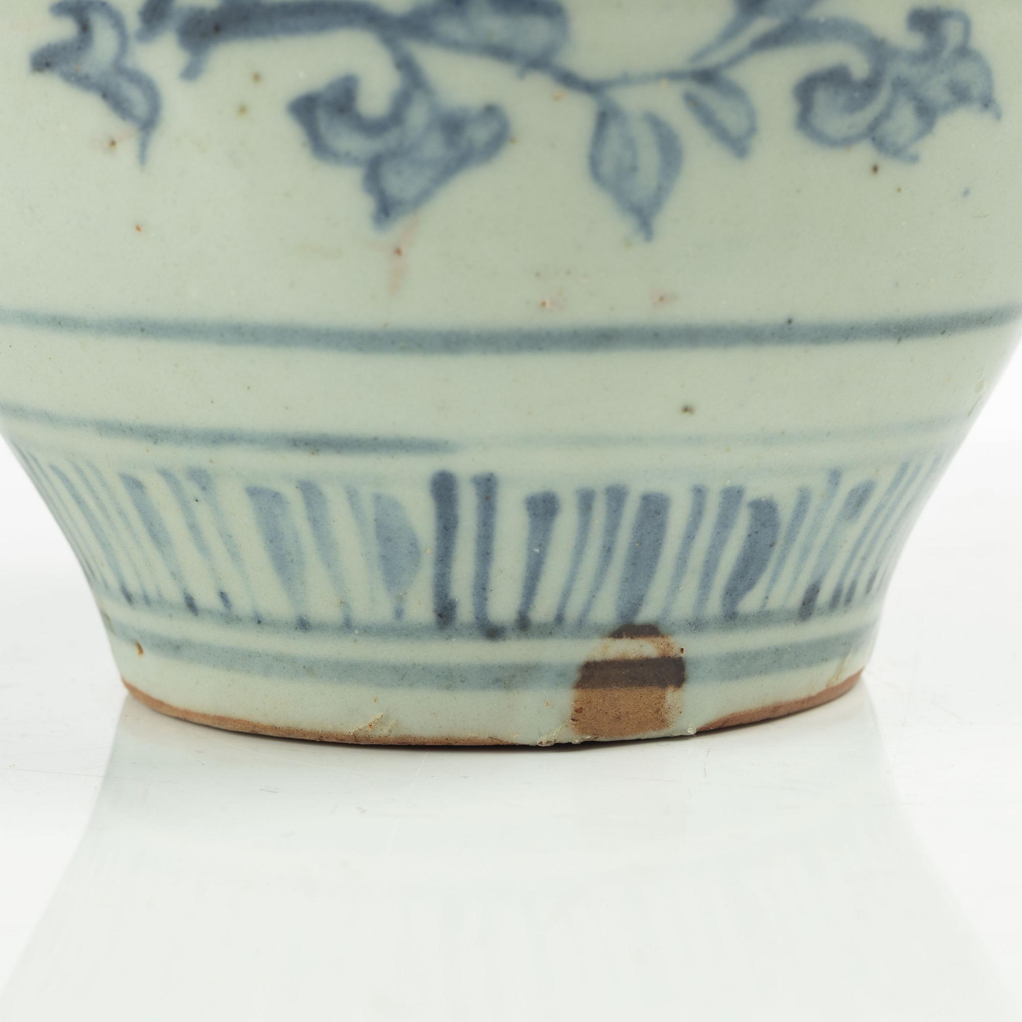 A Chinese blue and white porcelain jar, Ming dynasty (1368-1644).