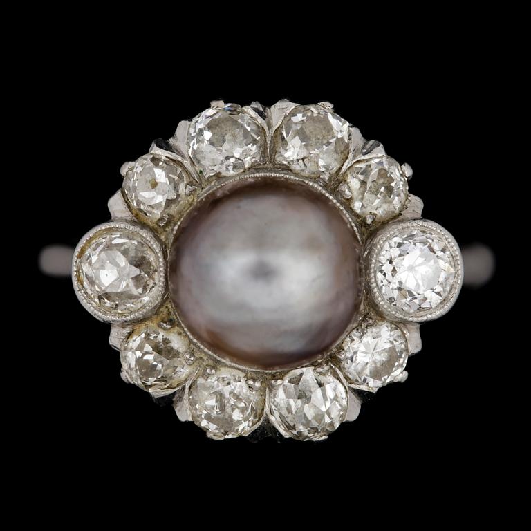 RING, grå orientalisk pärla med antikslipade diamanter, tot. ca 1.40 ct.