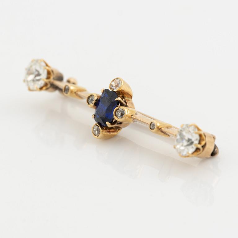 Brooch with syntehtic sapphire and old cut diamonds.