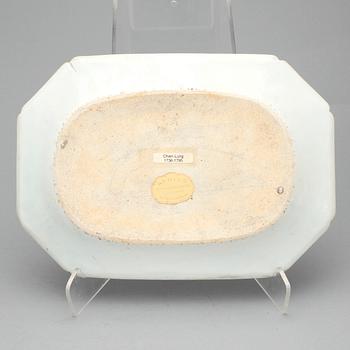 STEKFAT, porslin, Kina, Qing dynastin Qianlong, (1735-1796).