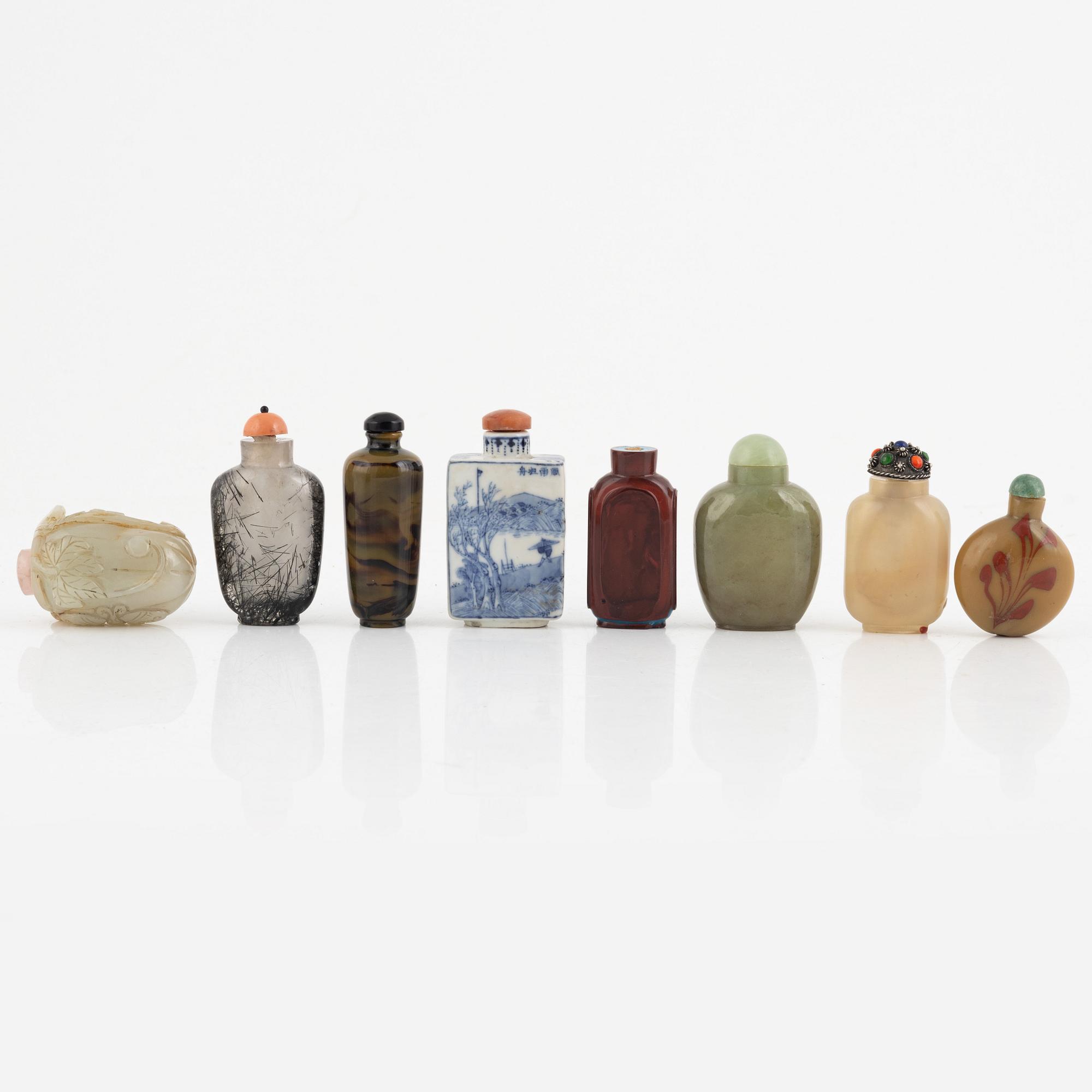 Snusflaskor, 8 stycken, porslin, sten och glas. Kina, 1900-tal.