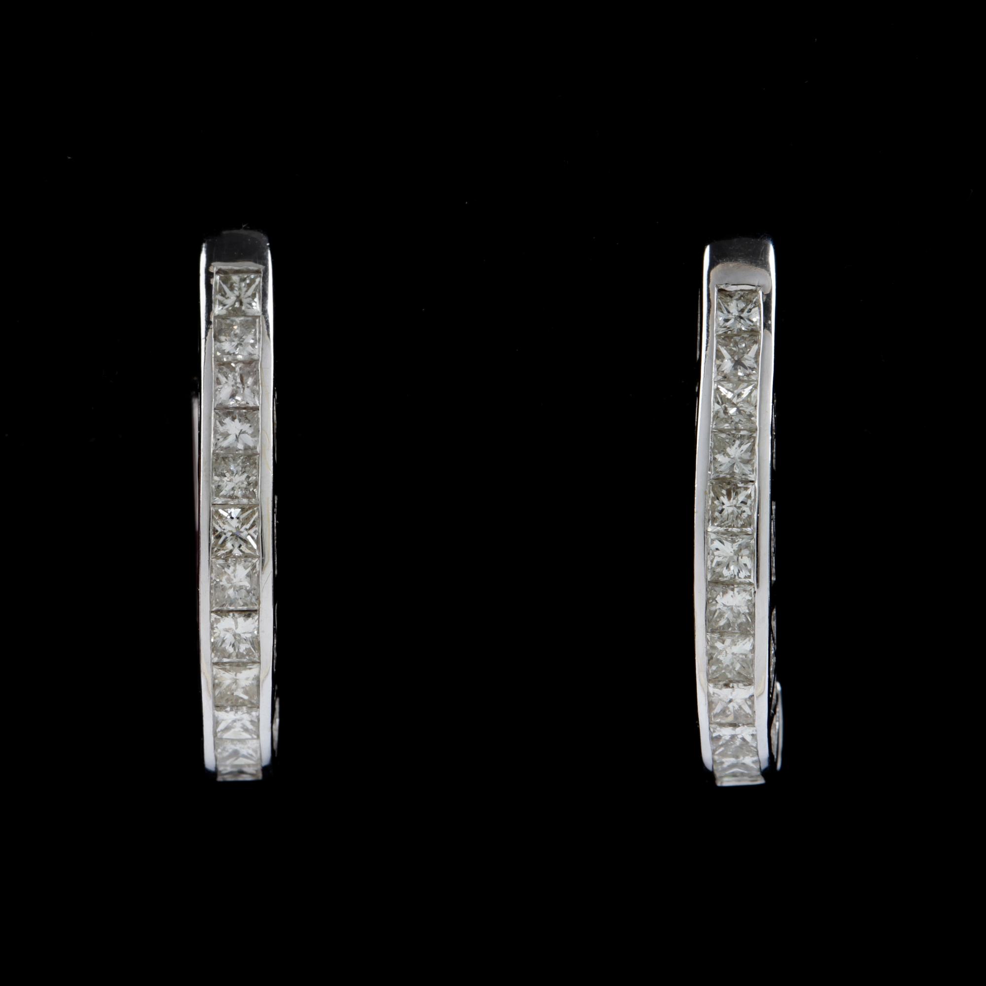 ÖRHÄNGEN, ett par, 18k vitguld med princesslipade diamanter tot ca1,50ct. Vikt 7,6g.