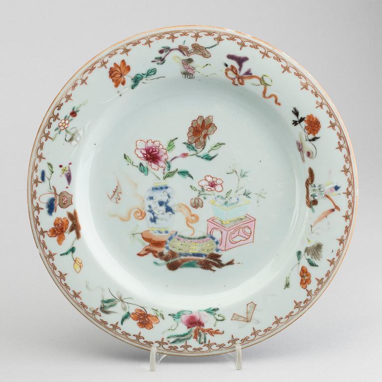 FOUR CHINESE PORCELAIN DISHES, 18TH AND 19TH CENTURY.