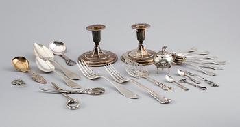 SAMLING SILVERFÖREMÅL, ca 20 delar, olika modeller, 1800/1900-tal. Vikt ca 568 gram.