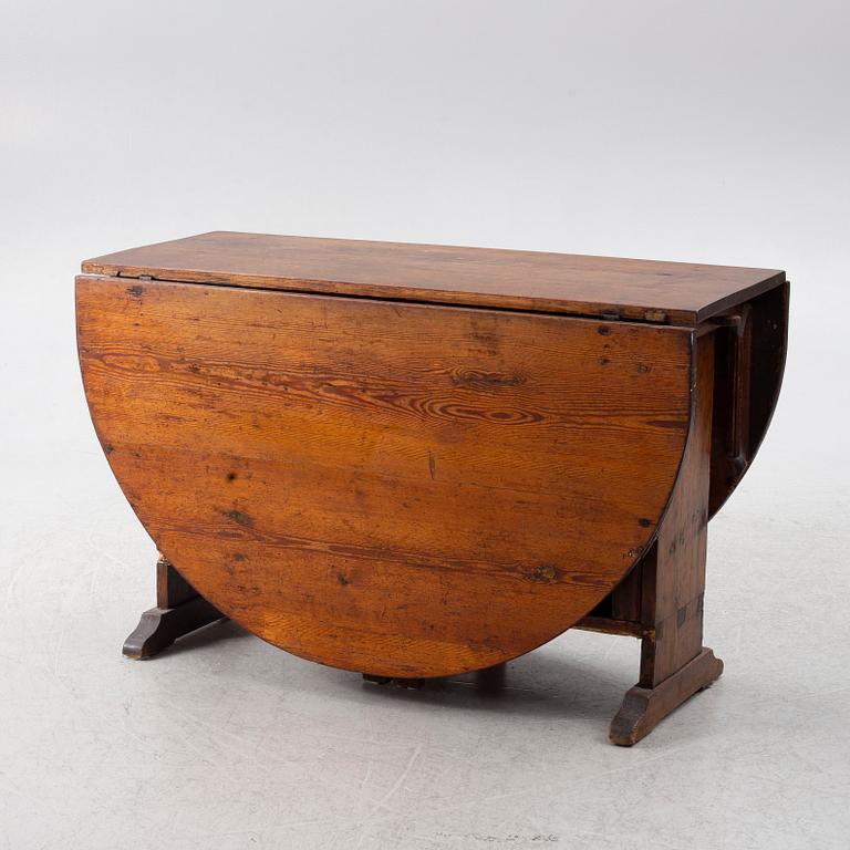 A gate-leg table, 18th/19th Century.