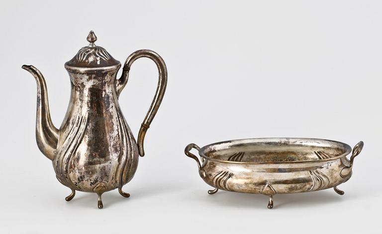 KAFFEKANNA SAMT SKÅL, silver, rokokostil, A. Bergengren, Sverige 1930. Total vikt ca 700 gram.