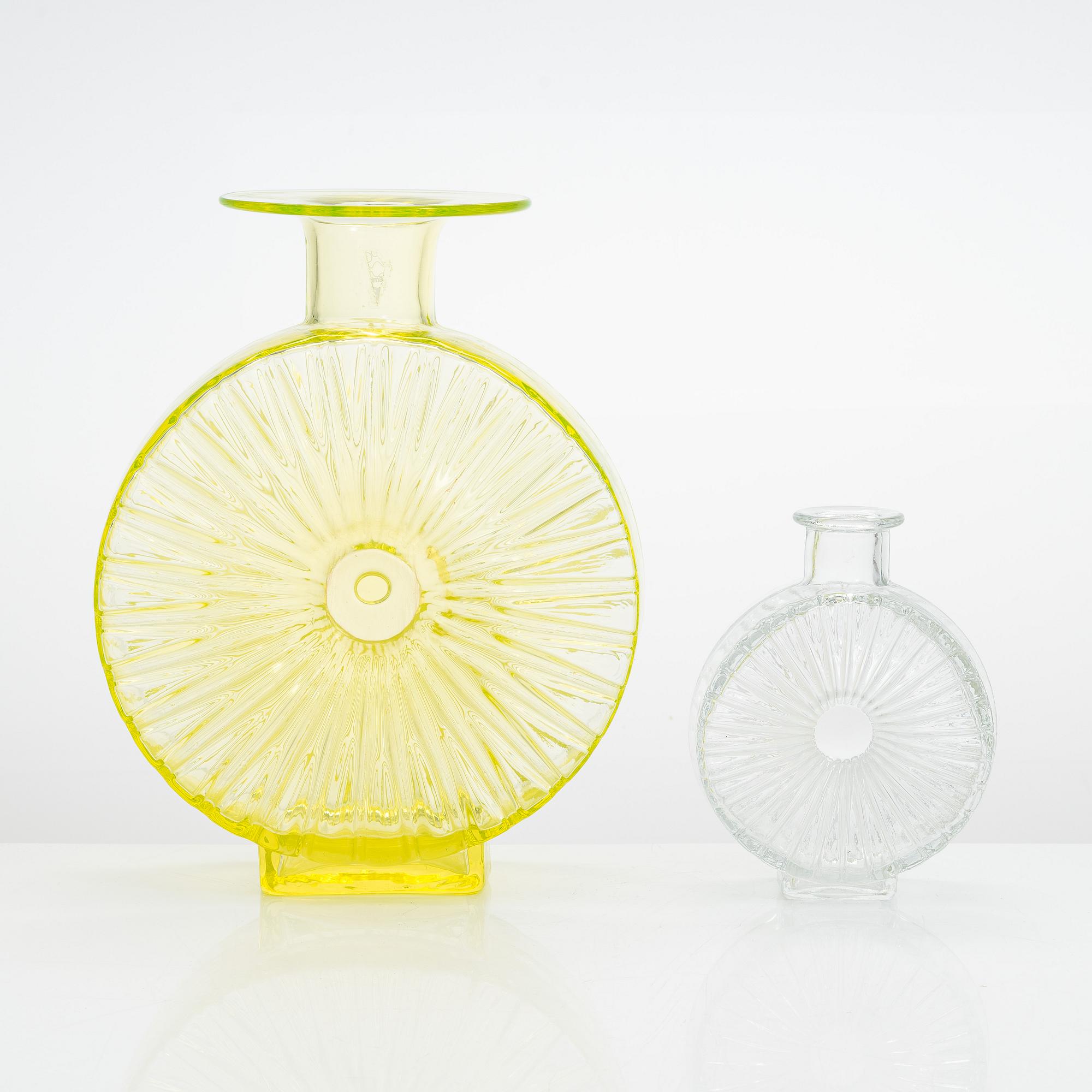 Helena Tynell, flaskor,2 st,, "Solflaskan", Riihimäen Lasi Oy. I produktion 1964-1974.